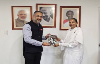 El Embajador Abhishek Singh estuvo encantado de recibir a la Hermana Silvereen de Brahma Kumaris y fue informado sobre sus actividades en Venezuela. Tambien discutieron la posible colaboracion en la organizacion de sesiones de meditacion.